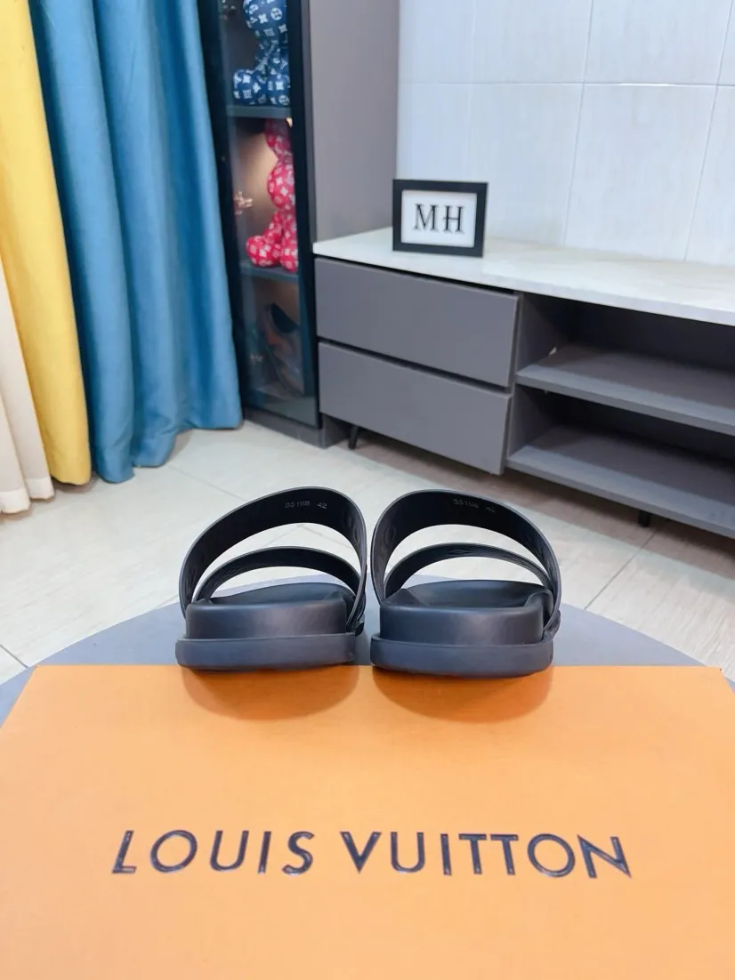 Ex-factory price 320🌹🌹 (lv-Louis Vuitton) new men's sandals, high-end boutique, exquisite embossed logo decoration on the upper, fine workmanship, super soft soles, casual, loose and comfortable, a must-have in summer! \nsize：38-44